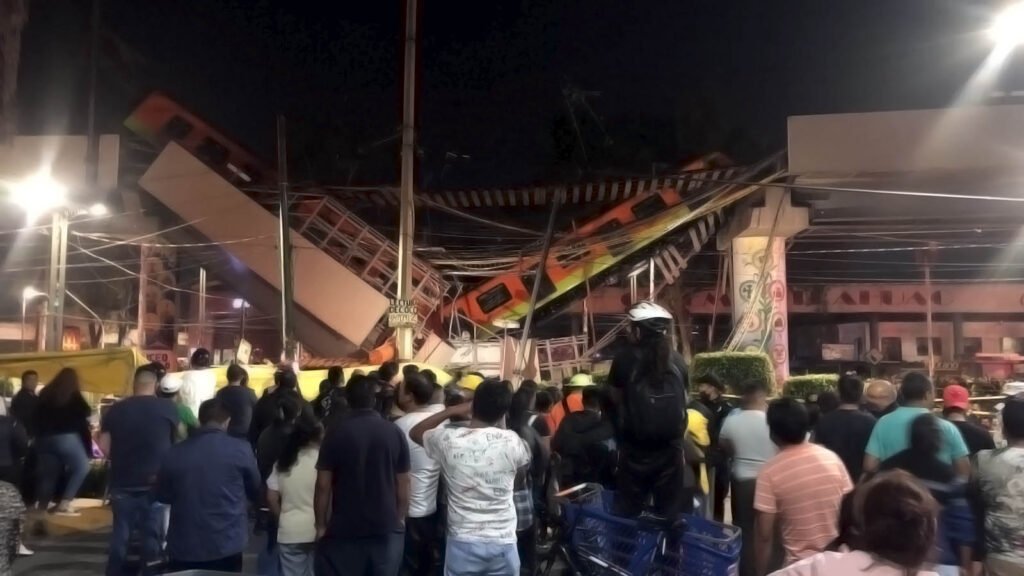 Algunos solo observaban y muchos otros preguntaban por sus familiares | Foto: Carmen Ortega