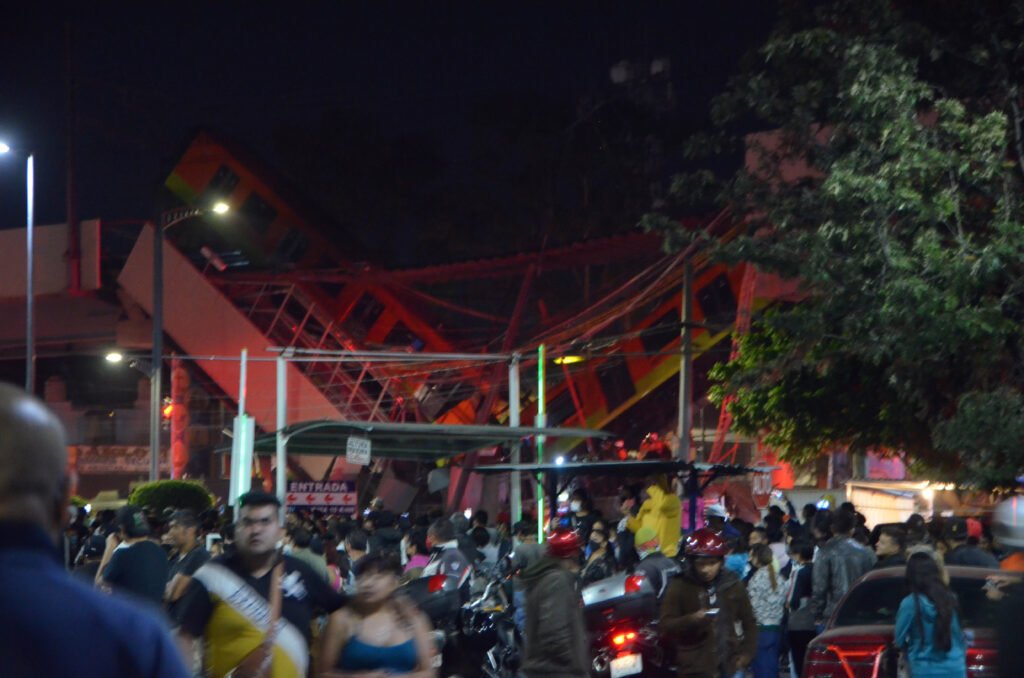 Vecinos quedaron en shock cuando el desplome del Metro los sorprendió | Foto: Eréndira Mejía