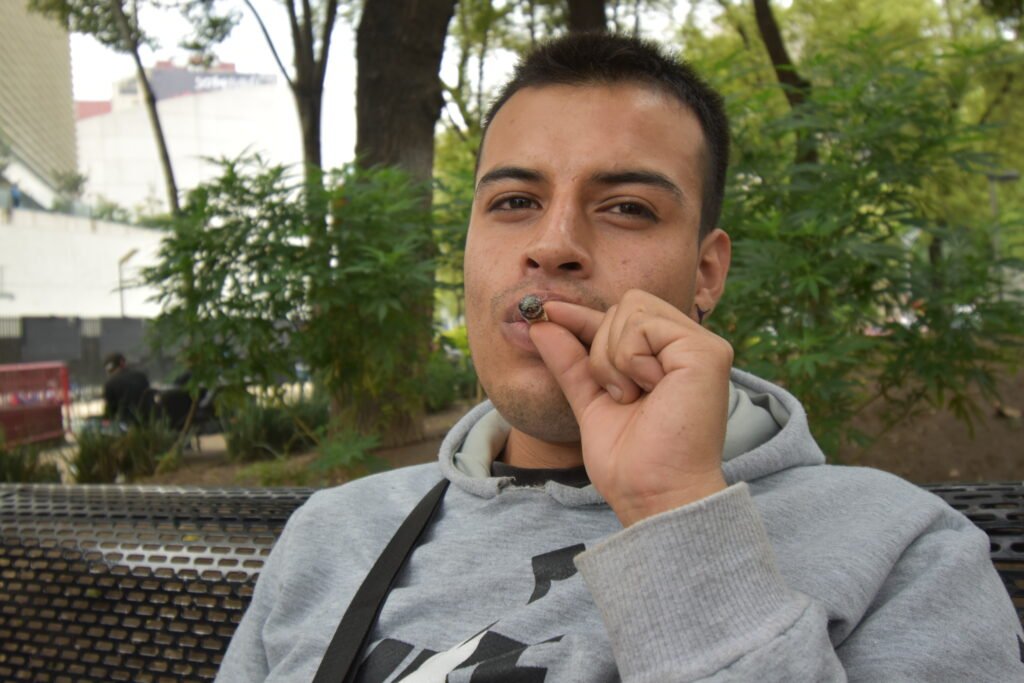 Luis consume cannabis desde los 15 años, desde entonces los episodios de epilepsia han desaparecido | Fotografía: Carmen Ortega